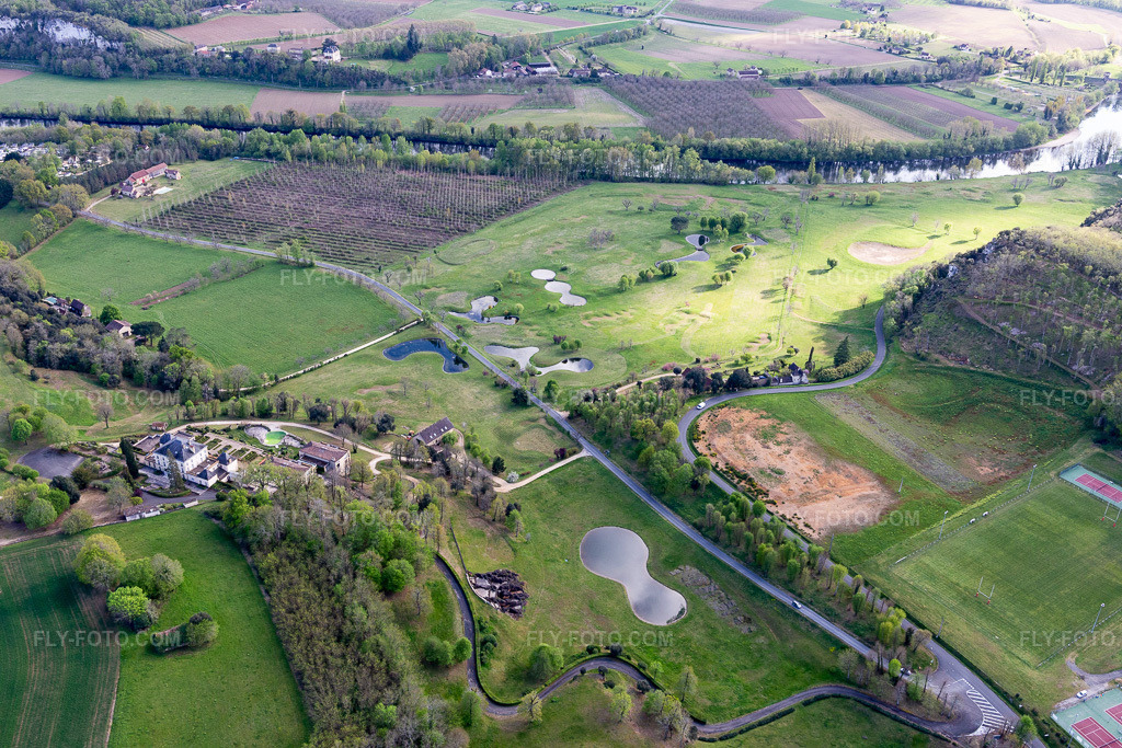 Aerial view: Domaine de Rochebois golf course in Vitrac in the state Dordogne, France. – Photo: IMG_113410.jpg taken on 04/16/2019 by Werner Riehm/FLY-FOTO.com – Resolution of the original: 5472 x 3648 px