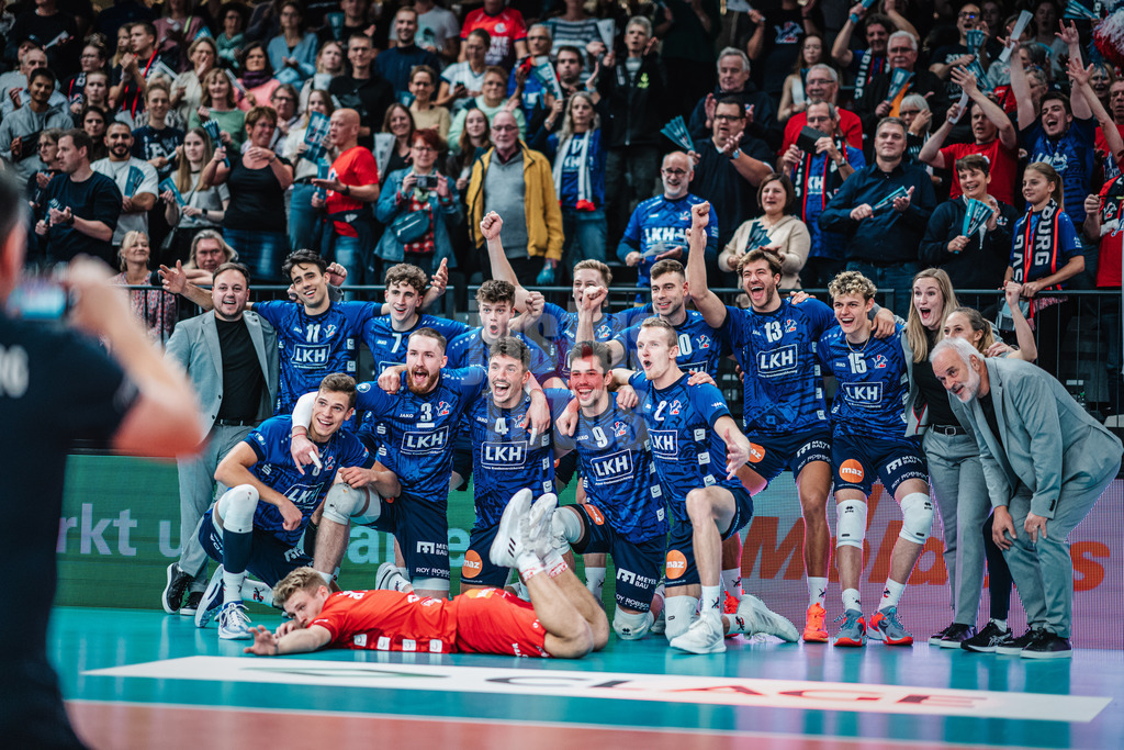 Volleyball | Herren | Saison 2023/2024 | Volleyball-Bundesliga | SVG Lüneburg vs. Energiequelle Netzhoppers KW | 27.10.2023 | das Team der SVG Lüneburg freut sich über den ersten Sieg der Saison