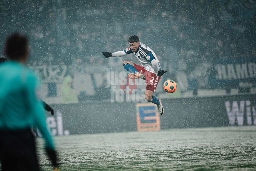Fußball | Männer | Saison 2023/2024 | 2. Fußball-Bundesliga | 15. Spieltag | FC St. Pauli vs. Hamburger SV | 01.12.2023 | William Mikelbrencis (#2, HSV) nimmt elegant den Ball an