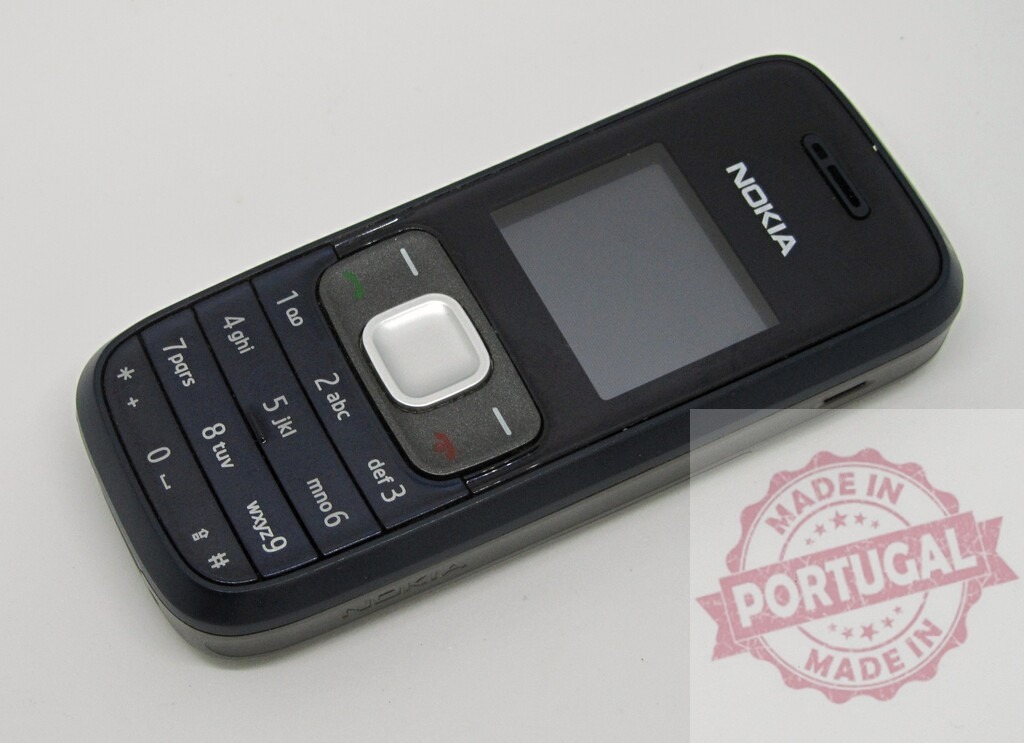 Nokia mobile phone showing keypad and screen on white background | Old Nokia cell phone lying on a white background, showing keypad and screen - Realisiert mit Pictrs.com