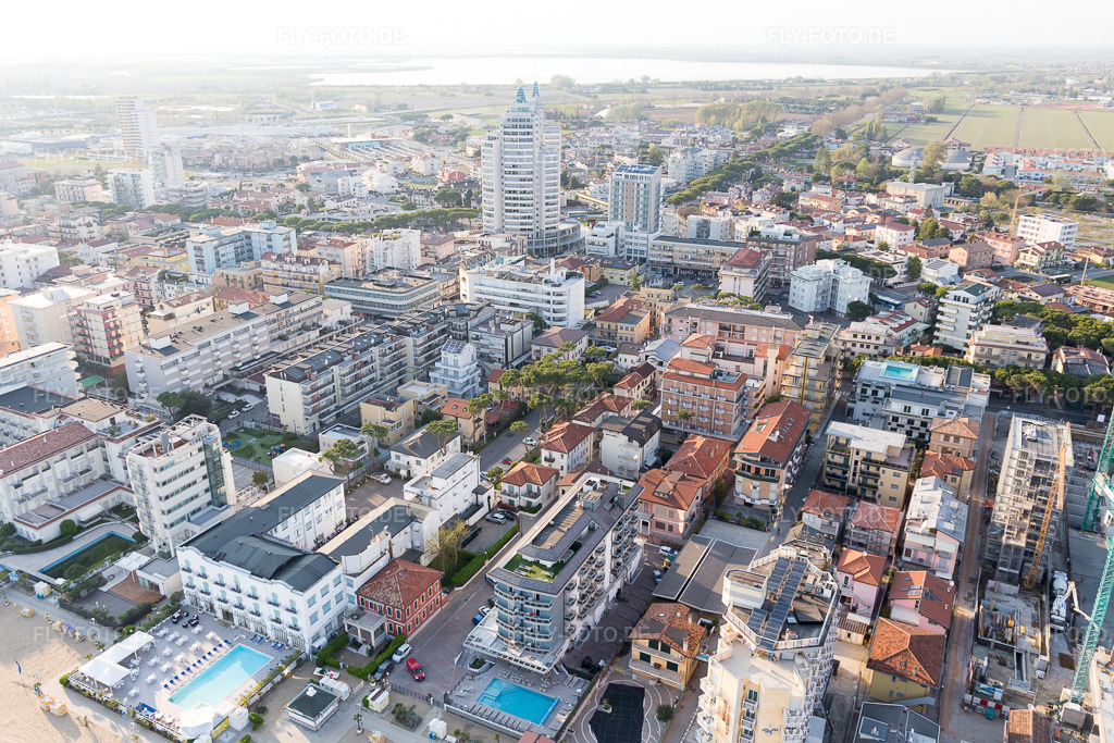 Luftbild: Ortsansicht in Lido di Jesolo im Bundesland Venetien in Italien. Foto: IMG_098192.jpg vom 03.04.2017 durch Werner Riehm/FLY-FOTO.de