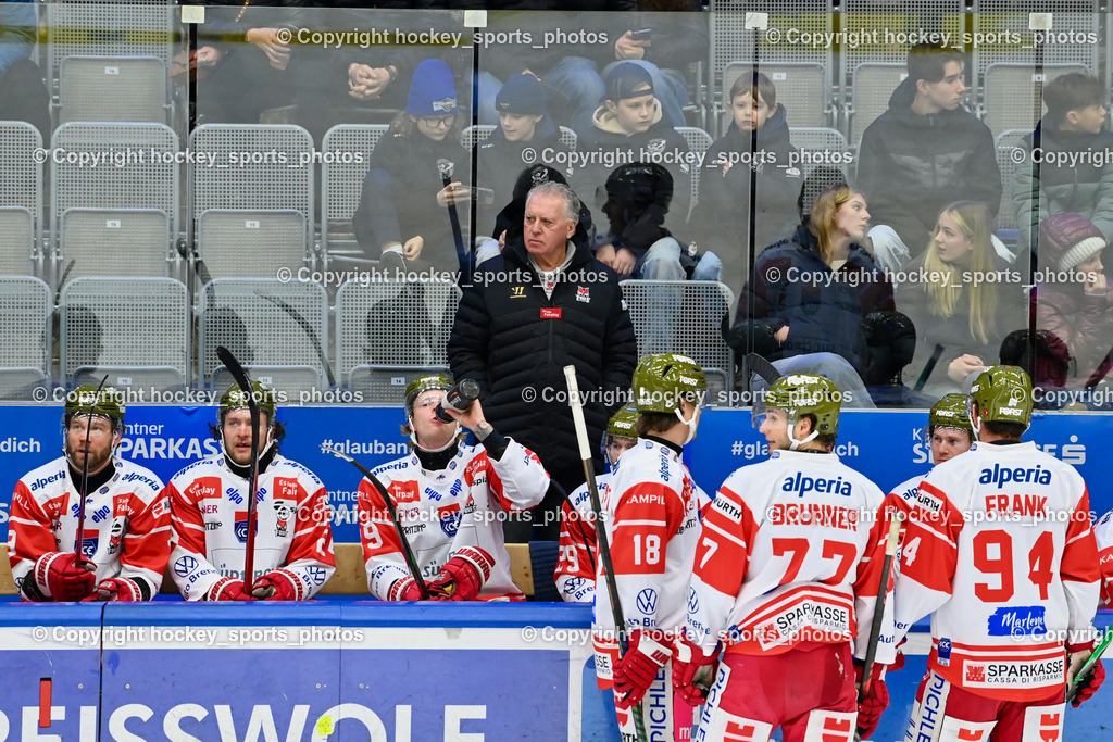 EC IDM WÄRMEPUMPEN VSV vs. HCB Südtirol Alperia | Spielerbank HC Bozen, Asisstentcoach HCB Südtirol Alperia FABIO ARMANI, Headcoach HCB Südtirol Alperia Doug Shedden, EC IDM WÄRMEPUMPEN VSV vs. HCB Südtirol Alperia, EC IDM WÄRMEPUMPEN VSV vs. HCB Südtirol Alperia am 28.12.2025 in Villach (Stadthalle Villach), Austria, (Photo by Bernd Stefan)
