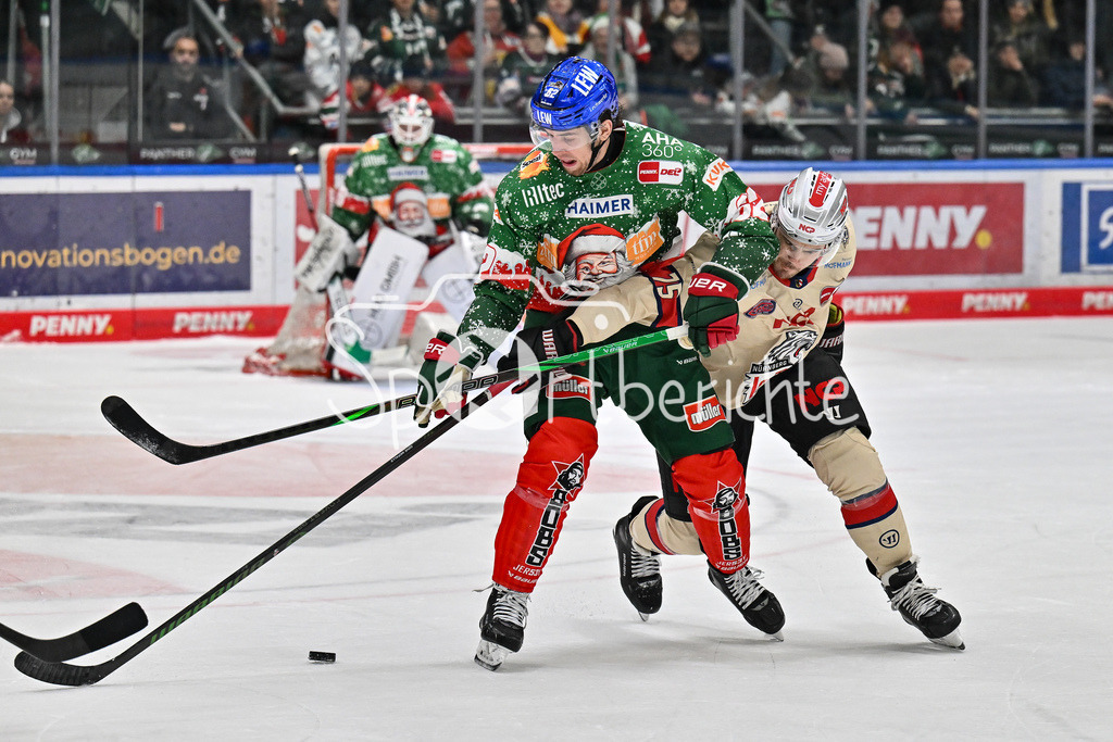 Augsburger Panther - Nürnberg Ice Tigers | im Duell Thomas SCHEMITCH (Augsburger Panther #62) und Nuernberger / Zweikampf / DEL: Augsburger Panther - Nuernberg Ice Tigers, Curt Frenzel Stadion am 06.12.2024