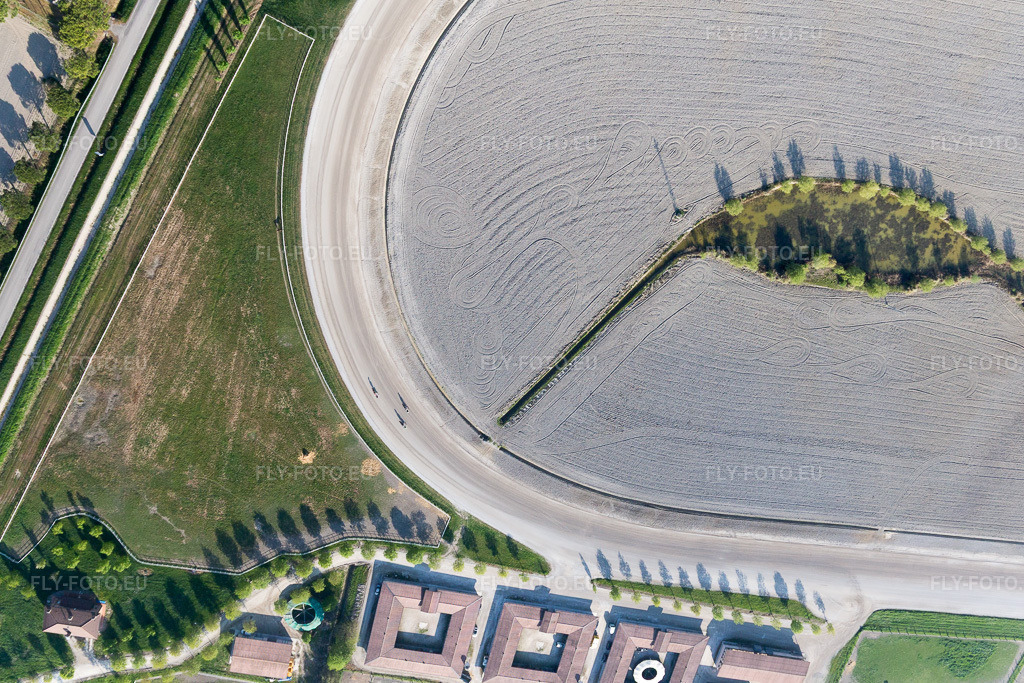 Vue aérienne: Piste de courses de trot attelé à Aprilia Marittima dans le département Frioul-Vénétie Julienne, Italie. Photo: IMG_098823.jpg prise le 08/04/2017 par Werner Riehm/FLY-FOTO.eu – Résolution de l'original: 4824 x 3216 px