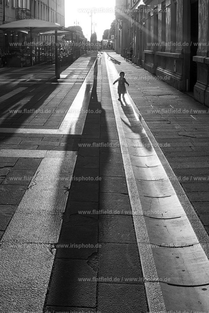 Gassenkind mit Schatten | Straßenfotografie aus Triest