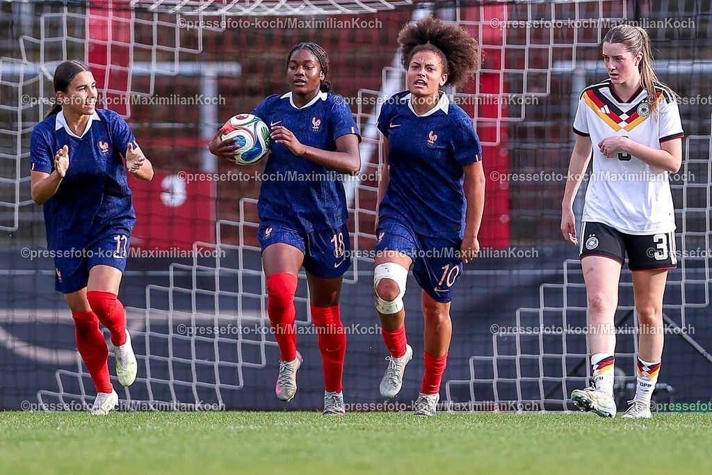 DFB16042601043 | 16.04.2026, Essen, Fußball, UEFA Womens UNDER 19 Championship qualification, Germany - France, Stadion Uhlenkrug, Saison 2025 / 2026: Torjubel nach dem Tor zum 1:1 durch Torschütze Lea Morissaint (Frankreich U19 #18) neben Justine Rouquet (Frankreich U19 #11) Ornella Graziani (Frankreich U19 #10)   DFB regulations prohibit any use of photographs as image sequences and or quasi-video.