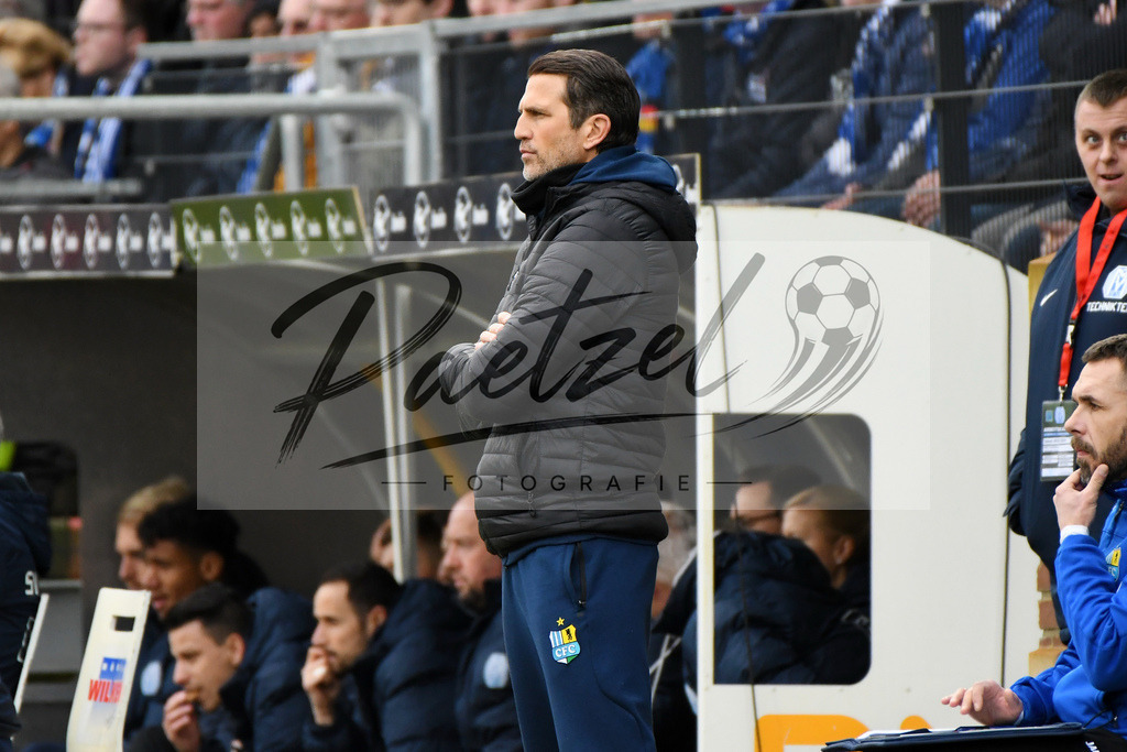 20200201_MEPCHE_0020 | Fußball, Herren: Trainer Patrick Gloeckner (Chemnitzer FC) schaut waehrend des Spiels der 3. Liga zwischen SV Meppen und Chemnitzer FC in der Haensch-Arena am 01.02.2020 in Meppen, Deutschland. DFB / DFL REGULATIONS PROHIBIT ANY USE OF PHOTOGRAPHS AS IMAGE SEQUENCES AND/OR QUASI-VIDEO. - Realisiert mit Pictrs.com