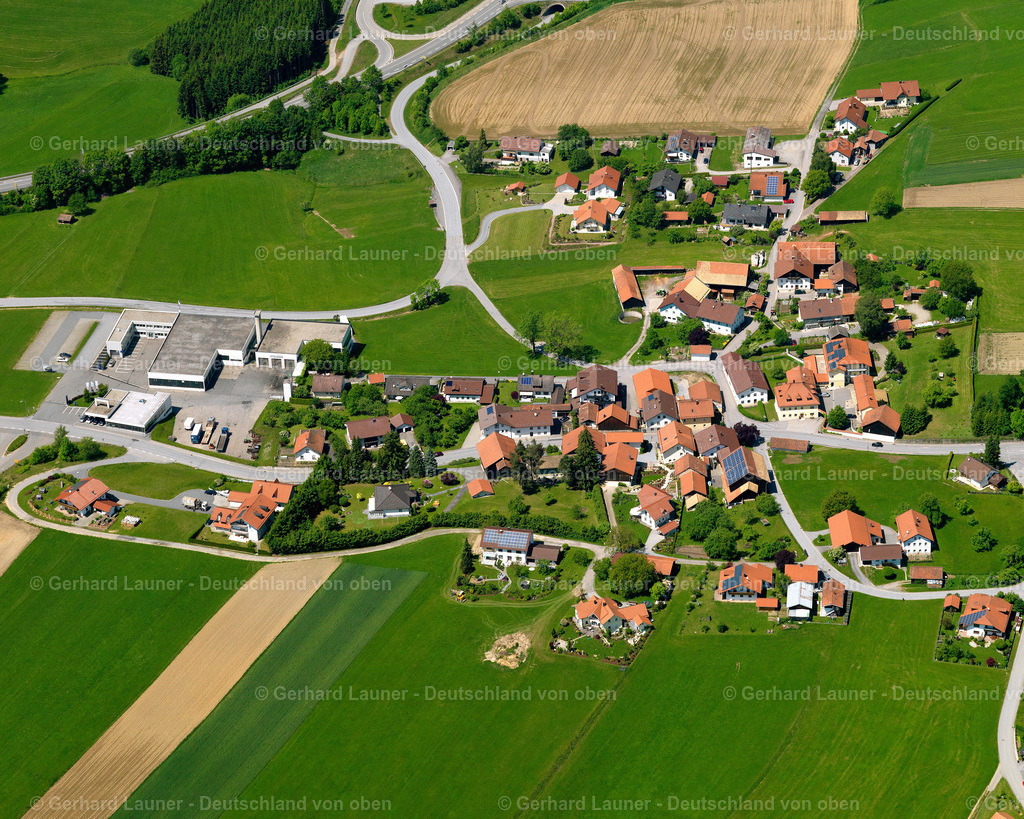 2724134 | AUßERNBRüNST 19.05.2007 Landwirtschaftliche Nutzflächen und Feldgrenzen  umsäumen das Siedlungsgebiet des Dorfes in Außernbrünst im Bundesland Bayern, Deutschland // Agricultural land and field boundaries surround the settlement area of the village  in Außernbrünst in the state Bavaria, Germany Foto: Gerhard Launer