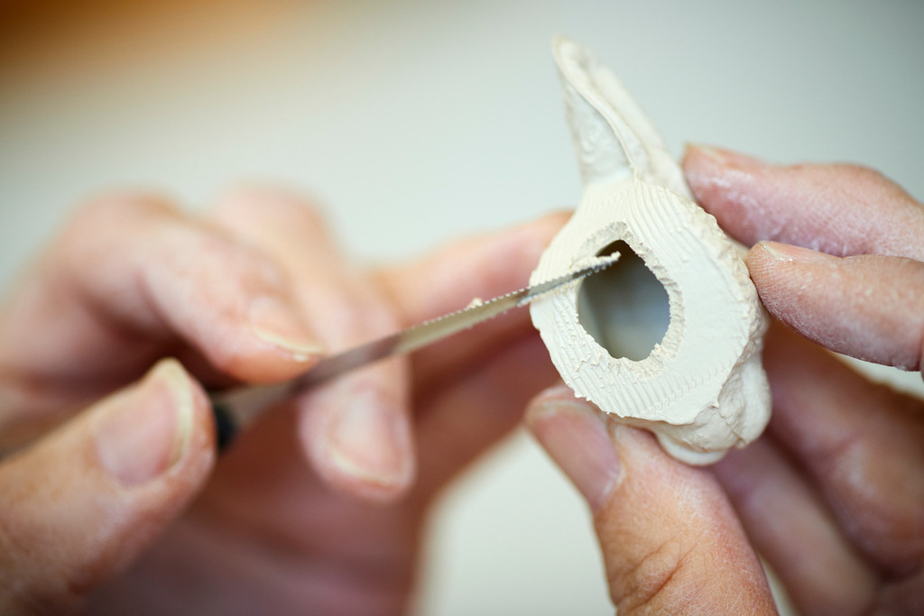 Wiener Porzellanmanufaktur Augarten | Wien, Austria - July 17, 2017: Wiener Porzellanmanufaktur Augarten, Glaetten der Öffnung am Hasenkopf. - Realisiert mit Pictrs.com