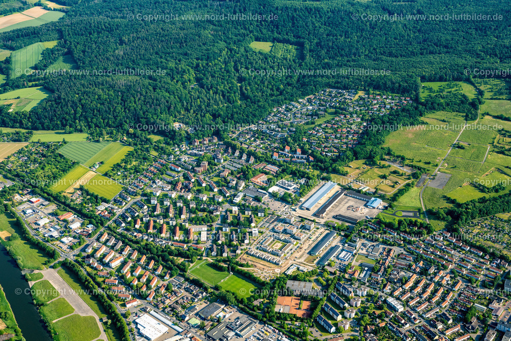 Hameln_ELS_4268050623 | HAMELN 05.06.2023 Stadtansicht am Ufer des Flußverlaufes der Weser in Hameln im Bundesland Niedersachsen, Deutschland. Weiterführende Informationen bei: Stadt Hameln. // City view on the river bank of the Weser river in Hameln in the state Lower Saxony, Germany. Further information at: Stadt Hameln. Foto: Martin Elsen