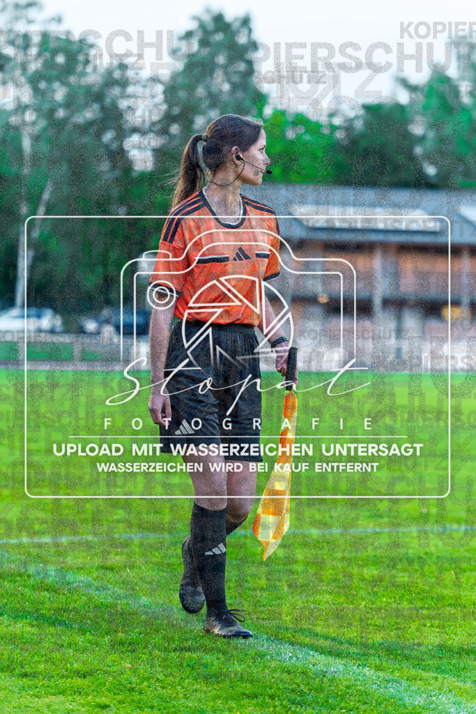Bezirksliga Herren LG - TV Jahn Schneverdingen II vs. Buchholzer FC | Lina-Talea Renner (Schiedsrichterassistentin); Bezirksliga Herren LG - TV Jahn Schneverdingen II vs. Buchholzer FC am 15.05.26 in Osterwald-Stadion, Schneverdingen - Realisiert mit Pictrs.com