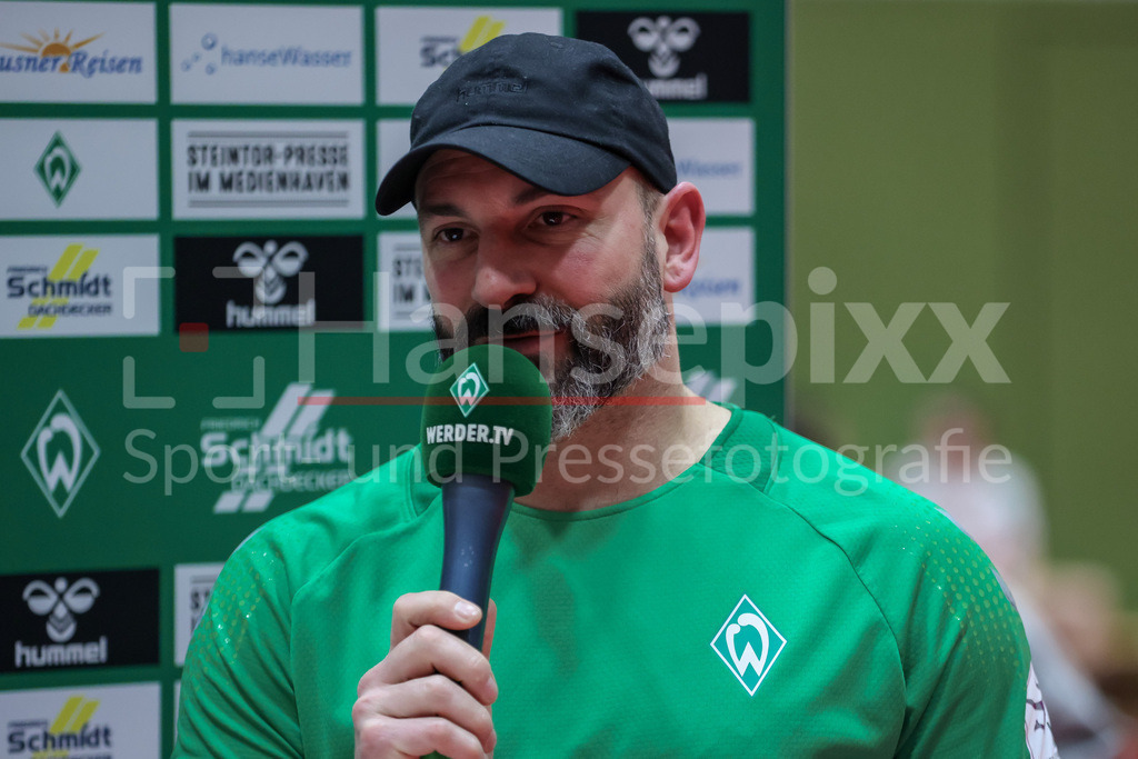 Handball, 2. Bundesliga Frauen, SV Werder Bremen - HSV Solingen-Gräfrath 76 | v.li.: Patrice Giron (Trainer, Interimstrainer, Cheftrainer, SV Werder Bremen) während der Pressekonferenz nach dem Spiel, Portrait, Nahaufnahme, Einzelfoto, Einzelbild