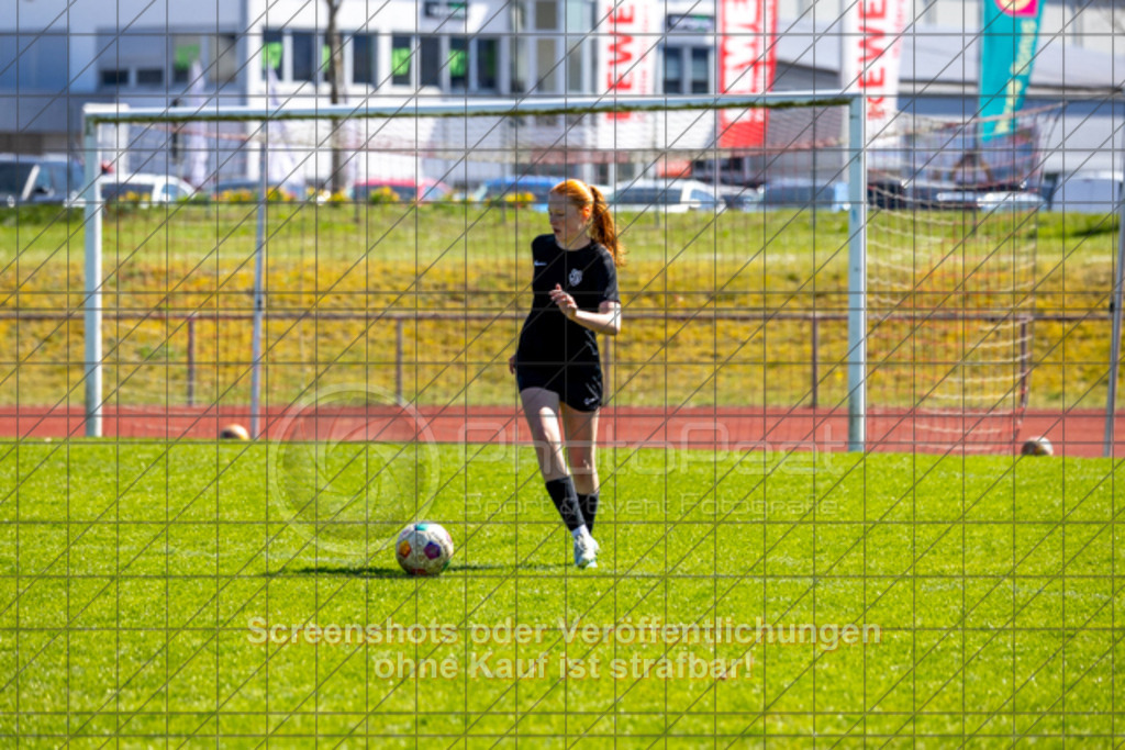 20250406_141422_0169 | #,1.FC Donzdorf (rot) vs. SV Jungingen (schwarz), Fussball, Frauen-Verbandsliga Württemberg, 16. Spieltag, Saison 2024/2025, Rasenplatz Lautertal Stadion, Süßener Straße 16, 73072 Donzdorf, 06.04.2025 - 13:00 Uhr,Foto: PhotoPeet-Sportfotografie/Peter Harich