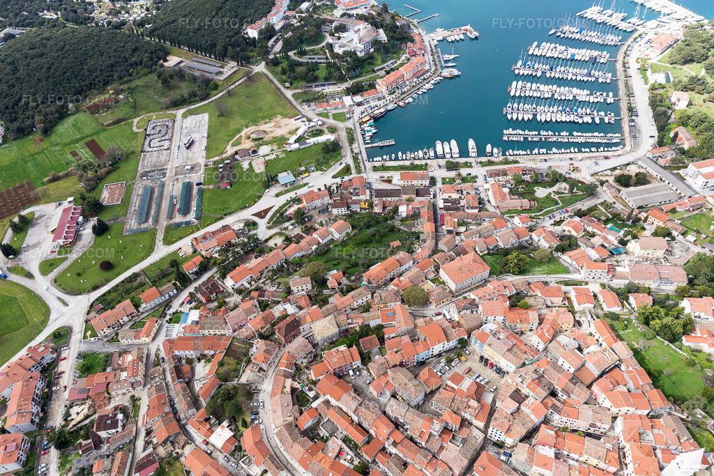 Aerial view: View of the town in Vrsar in the state Gespanschaft Istrien, Croatia. – Photo: IMG_105942.jpg taken on 04/13/2018 by Werner Riehm/FLY-FOTO.com – Resolution of the original: 5472 x 3648 px