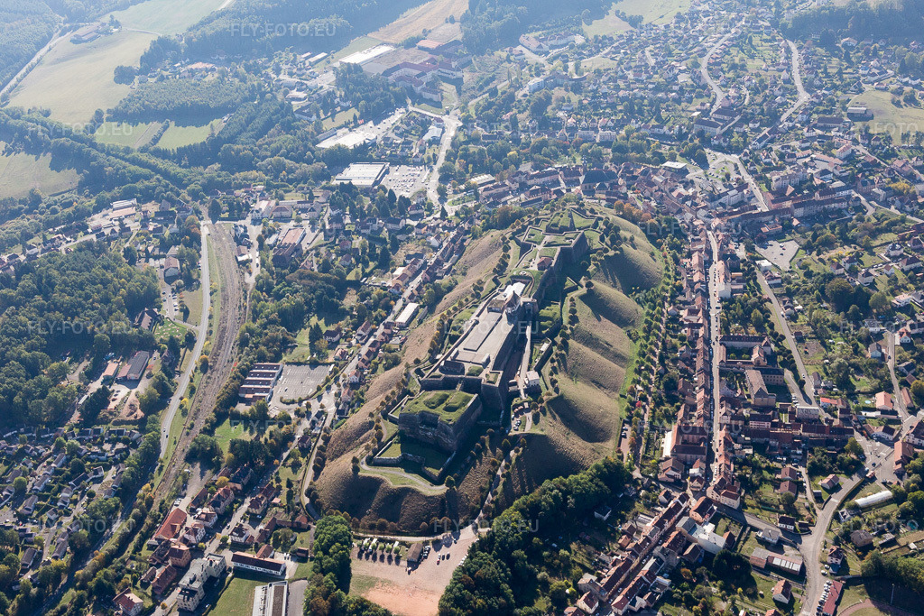 Vue aérienne: Vue de la ville à Bitche dans le département Moselle, France. Photo: IMG_095177.jpg prise le 16/10/2016 par Werner Riehm/FLY-FOTO.euRésolution de l'original: 5472 x 3648 px