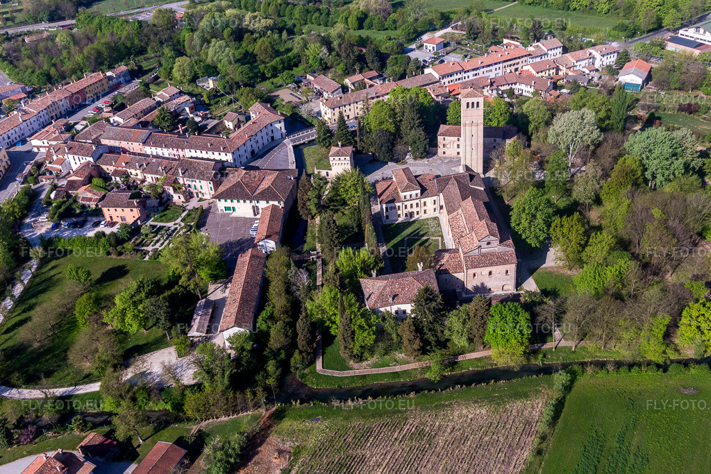 Vue aérienne: Église de l'abbaye de Santa Maria in Silvis à Sesto Al Reghena à Sesto al Reghena dans le département Pordenone, Italie. Photo: IMG_098866.jpg prise le 08/04/2017 par Werner Riehm/FLY-FOTO.eu – Résolution de l'original: 4594 x 3063 px