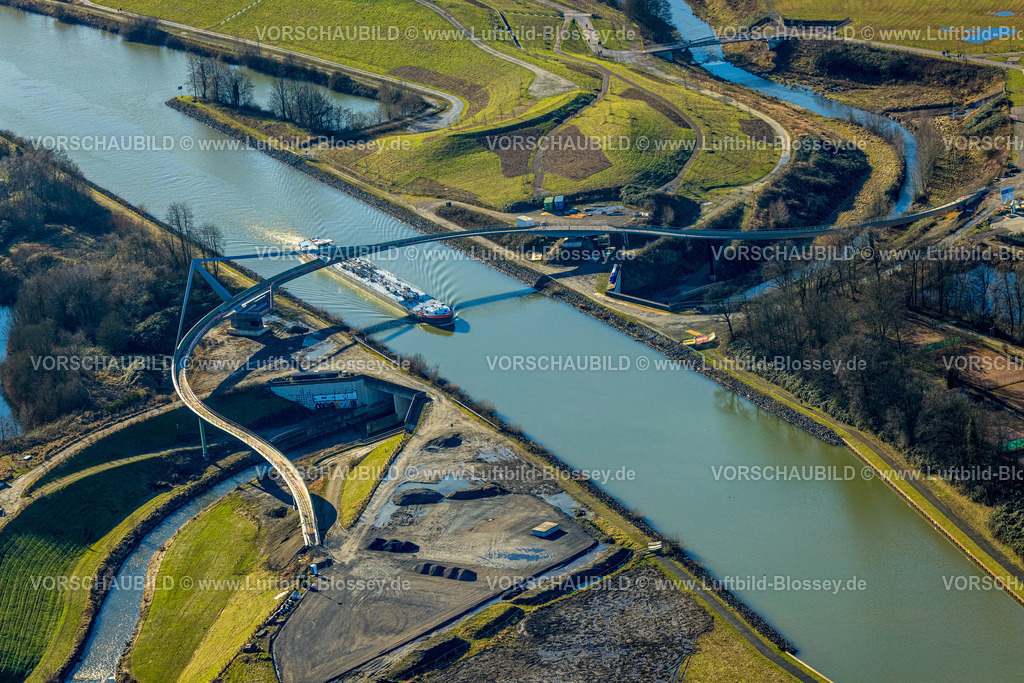 Castrop-Rauxel240106801 | Luftbild, Emscherbaustelle für Emscherland 2020, Brücke Cassurker Schwinge über Fluss Emscher und den Kanal, Binnenschifffahrt auf dem Rhein-Herne-Kanal, Fluss Emscher unterquert den Rhein-Herne-Kanal in dem Durchlassbauwerk Emscherdüker Wasserkreuz, Henrichenburg, Castrop-Rauxel, Ruhrgebiet, Nordrhein-Westfalen, Deutschland