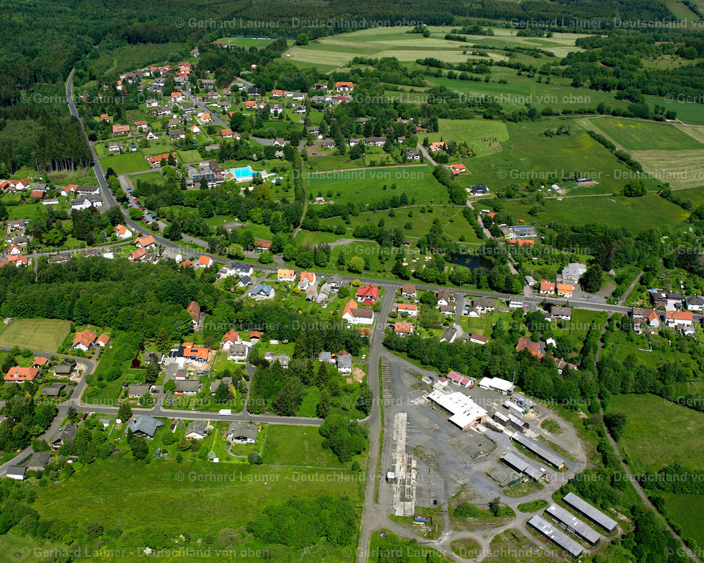 2614029 | ILBESHAUSEN-HOCHWALDHAUSEN 09.06.2006 Landwirtschaftliche Nutzflächen und Feldgrenzen  umsäumen das Siedlungsgebiet des Dorfes in Ilbeshausen-Hochwaldhausen im Bundesland Hessen, Deutschland // Agricultural land and field boundaries surround the settlement area of the village  in Ilbeshausen-Hochwaldhausen in the state Hesse, Germany Foto: Gerhard Launer
