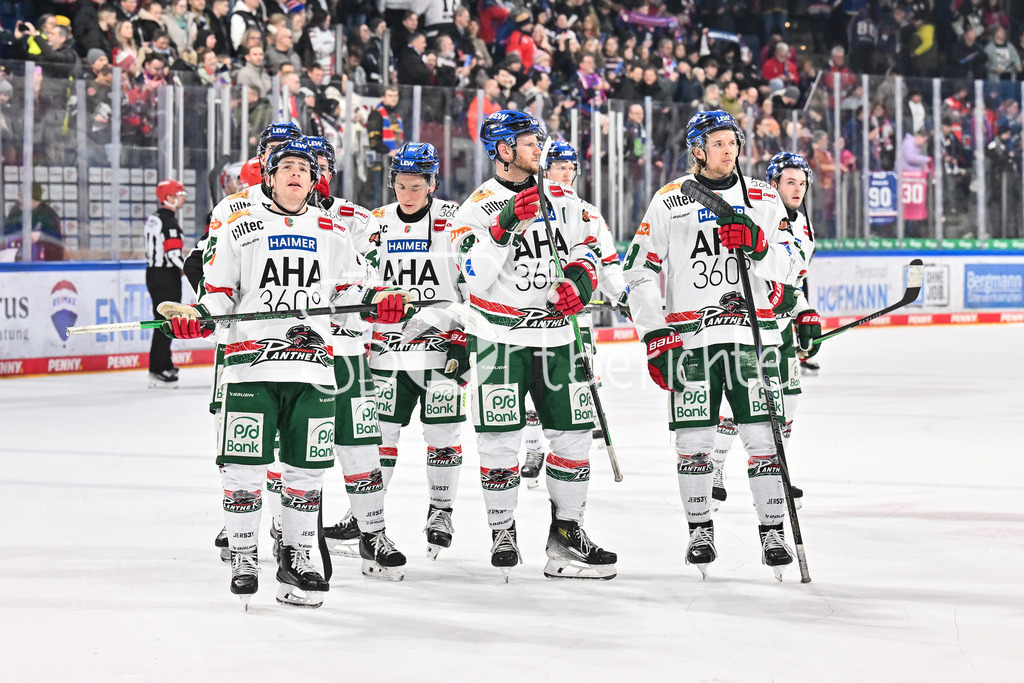 Nürnberg Ice Tigers - Augsburger Panther | NUREMBERG, GERMANY - 23. JANUARY: Hängende Köpfe bei den Spielern der Gäste nach dem Match zwischen den Nürnberg Ice Tigers und den Augsburger Panthern am 42. Spieltag der Penny DEL in der PSD Bank Nürnberg Arena / Kyle MAYHEW (Augsburger Panther 27), Enrico HENRIQUEZ (Augsburger Panther 52), Maximilian RENNER (Augsburger Panther 58), Moritz WIRTH (Augsburger Panther 9)