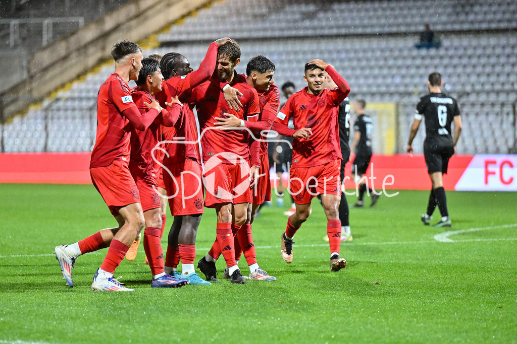 FC Bayern Amateure - TSV Buchbach | Jubel nach dem Treffer zum 2-1 durch Luca DENK (FC Bayern München II #6) / Tor / Jubel / Happy / Tor / torschuezte / Regionalliga Bayern: FC Bayern München II - TSV Buchbach, Gruenwalder Stadion am 27.09.2024