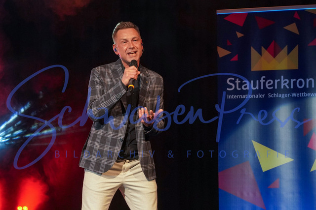 060424Ho1853 | Raimond Dex -Stauferkrone 2024
Der internationale Schlagerwettbewerb Stauferkrone wird 2024 bereits zum fuenften Mal von Maitis Media ausgerichetet. 
Deutschland, Donzodrf, Stadthalle, 06.04.2024


