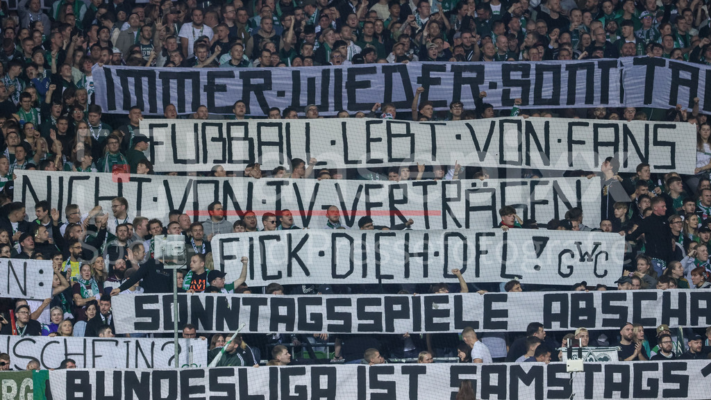 Fussball, Bundesliga, SV Werder Bremen - Bayer 04 Leverkusen | v.li.: Die Fans vom SV Werder Bremen zeigen in der Fankurve ein Banner, Transparent, Spruchband mit der Aufschrift: Fußball lebt von Fans, nicht von TV-Verträgen, Fick Dich DFL, Fans, Fanblock, Ultras, Publikum, Zuschauer, Stimmung, Atmosphäre, Stadion, als Protest gegen die Anstoßzeiten in der Bundesliga, DIE DFL-RICHTLINIEN UNTERSAGEN JEGLICHE NUTZUNG VON FOTOS ALS SEQUENZBILDER UND/ODER VIDEOÄHNLICHE FOTOSTRECKEN. DFL REGULATIONS PROHIBIT ANY USE OF PHOTOGRAPHS AS IMAGE SEQUENCES AND/OR QUASI-VIDEO.