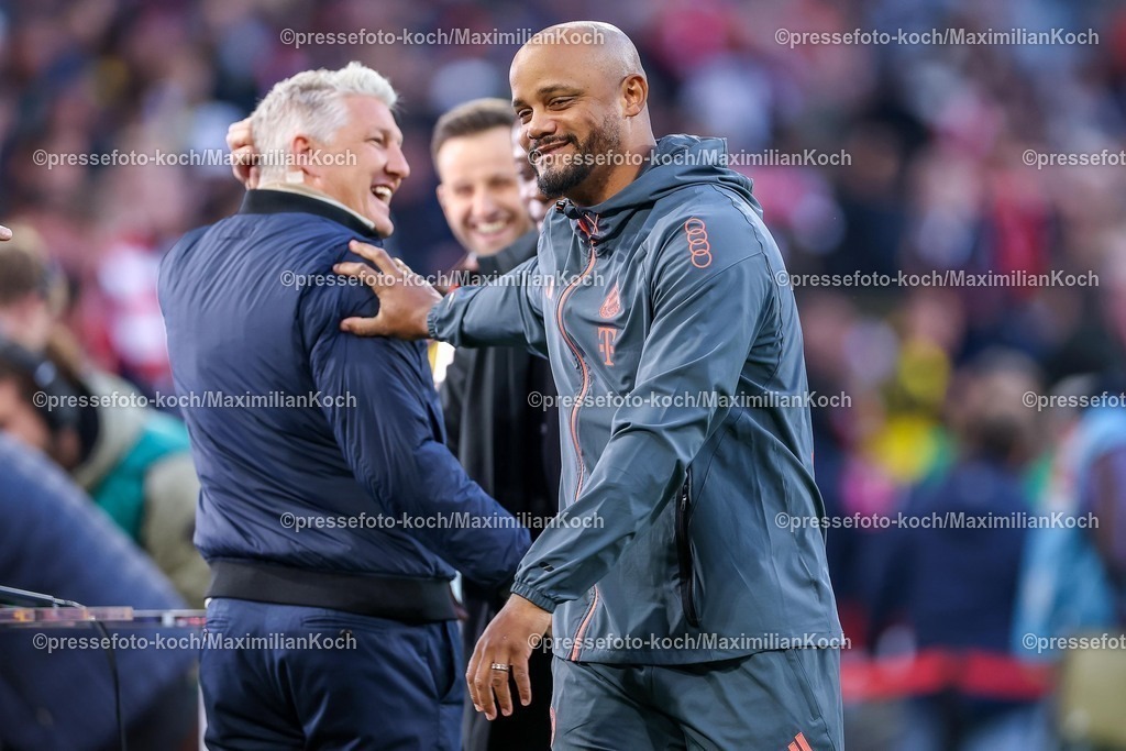 FCB18102501060 | 18.10.2025, Fußball, FC Bayern München - Borussia Dortmund, 1. Fußball Bundesliga, 7. Spieltag, Allianz Arena, Saison 2025 2026: Cheftrainer Vincent Kompany (FC Bayern Muenchen #hc) neben Sebastian SchweinsteigerDFB regulations prohibit any use of photographs as image sequences and or quasi-video.