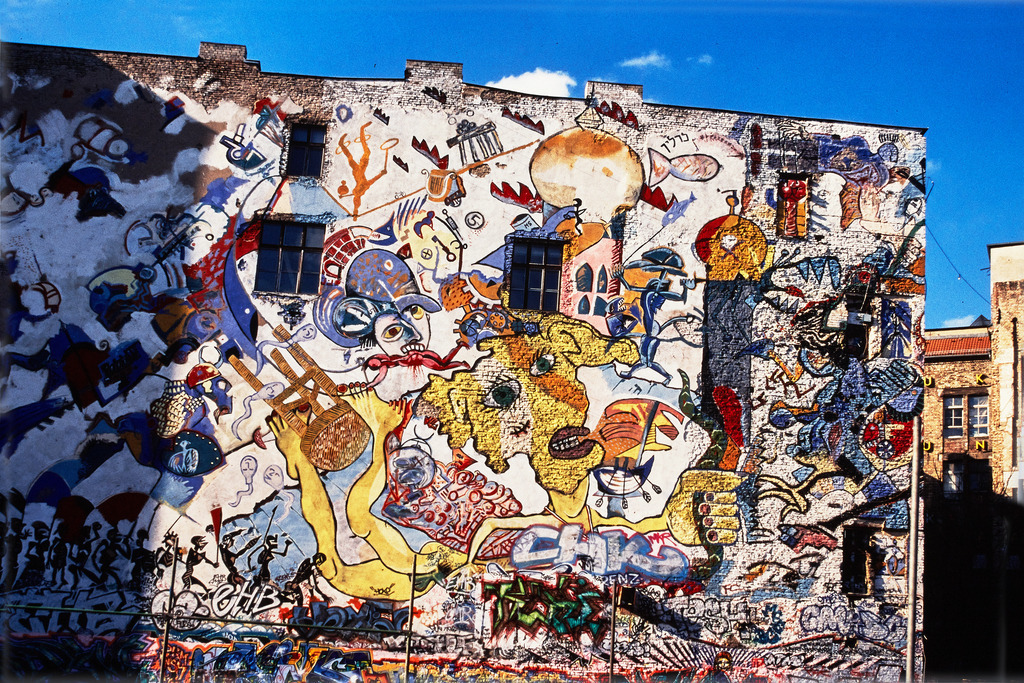 Berlin_HackescheHöfe_4-2000_10151_2 | Berlin, Hackesche Höfe,Hauswand übersät mit Graffietties