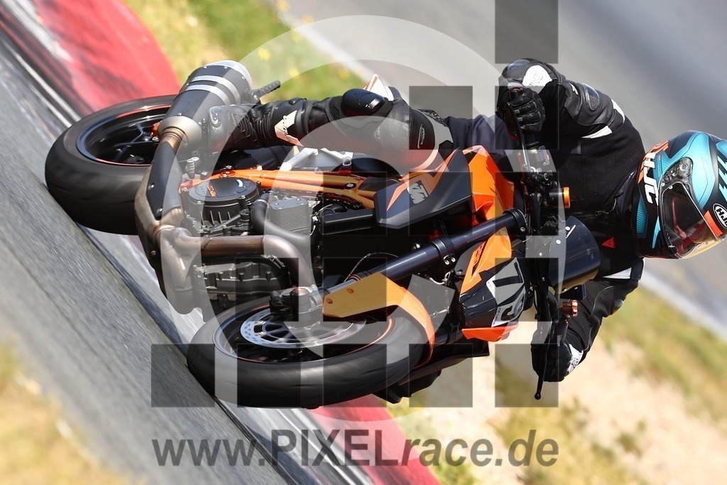 0079-20240909_01629 | Schöne Erinnerungen an spannende Momente - das festzuhalten ist unser Job. PIXELrace.de ist seit 2003 auf den Rennstrecken Europas unterwegs um die Action draußen beim Fahren und die wunderbare Stimmung imm Fahrerlager für euch einzufangen.