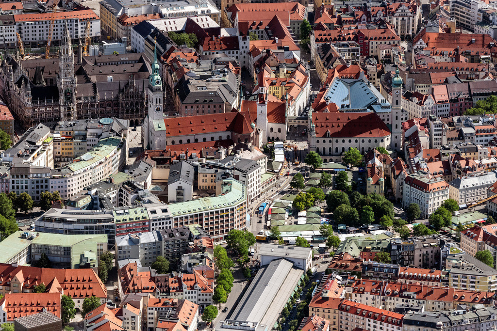 dr__0056605.jpg | MüNCHEN 13.07.2020 Altstadtbereich und Innenstadtzentrum mit dem Marienplatz und Viktualienmarkt in München im Bundesland Bayern, Deutschland. // Old Town area and city center with dem Marienplatz and Viktualienmarkt in Munich in the state Bavaria, Germany. Foto: Daniel Reiter