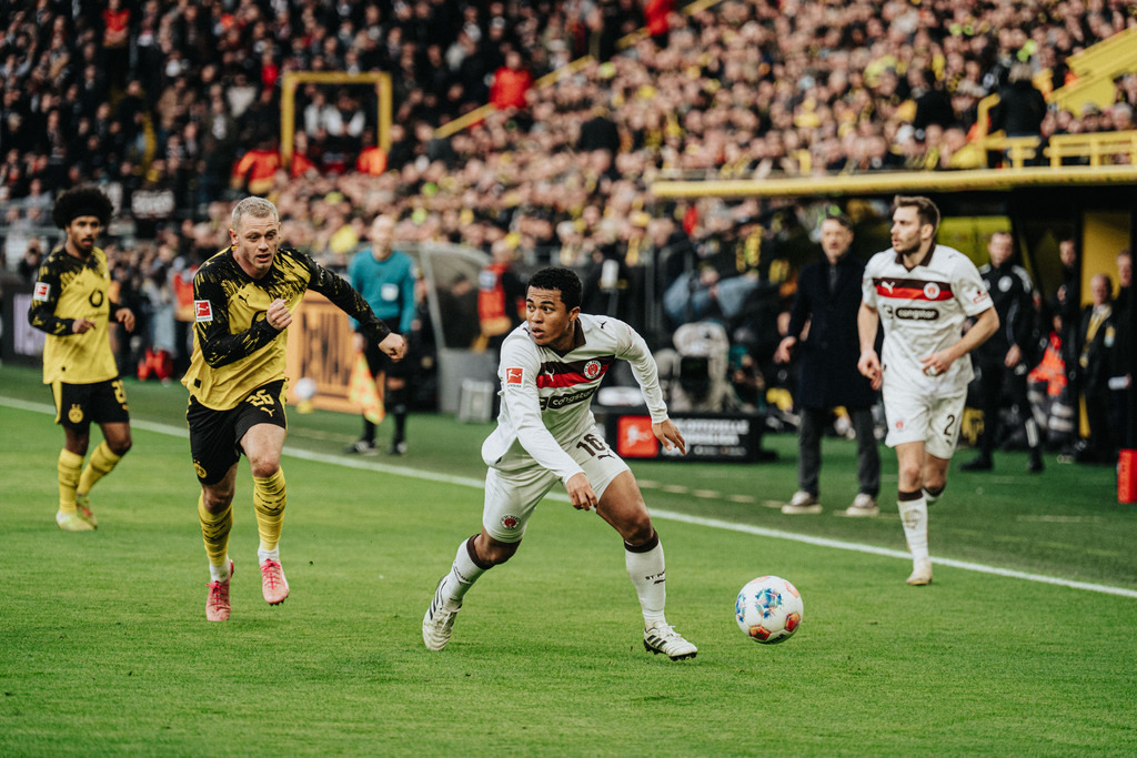 FCS07343 | Der offizielle Shop für FC St. Pauli Fotos. Wähle aus Spielszenen & Fanmomenten dein FCSP Wunschformat. Wir liefern Millerntor-Atmosphäre.