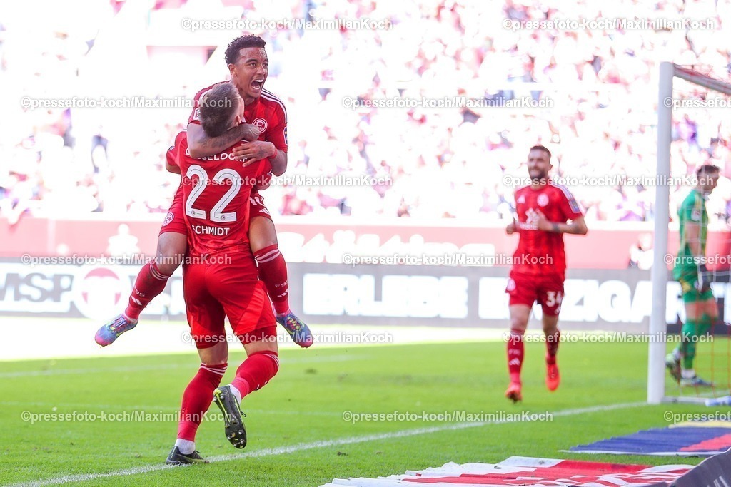F9510052501073 | 10.05.2025, Fußball, Fortuna Düsseldorf - FC Schalke 04, 2. Fußball Bundesliga, Merkur Spiel-Arena, Saison 2024 2025: Torjubel nach dem Tor zum 2:0 durch Torschütze Myron van Brederode (Fortuna Duesseldorf #10) zusammen mit Danny Schmidt (Fortuna Duesseldorf #22) DFB regulations prohibit any use of photographs as image sequences and or quasi-video.
