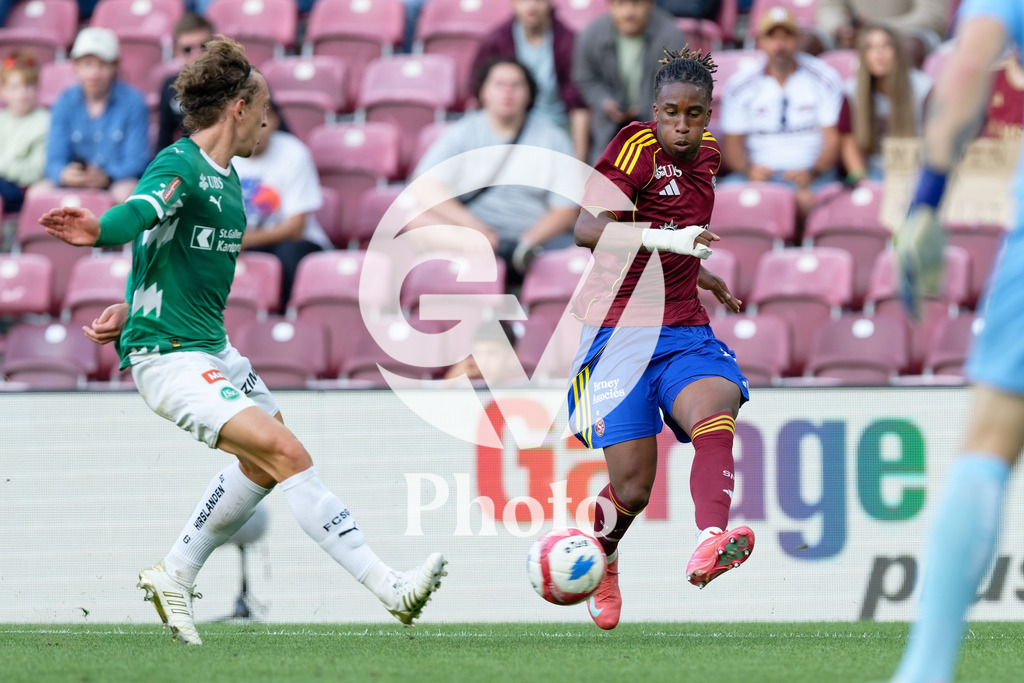 Brack Super League - Servette FC v FC Saint-Gall | Keyan Varela (29 Servette FC) shoots the ball (action) during the Brack Super League match between Servette FC and FC Saint-Gall at Stade de Geneve in Geneva, Switzerland