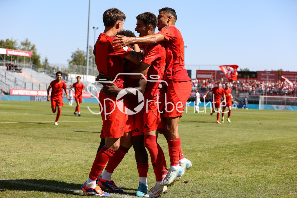 FC Würzburger Kickers - FC Bayern Amateure | jubel nach dem Treffer zum 0-1 durch Nestory IRANKUNDA (FC Bayern München II #7) / Tor / Freude / Happy / Torschuetze / Flick Flack / Salto / Regionalliga Bayern: FC Würzburger Kickers - FC Bayern München II, AKON Arena am 24.08.2024