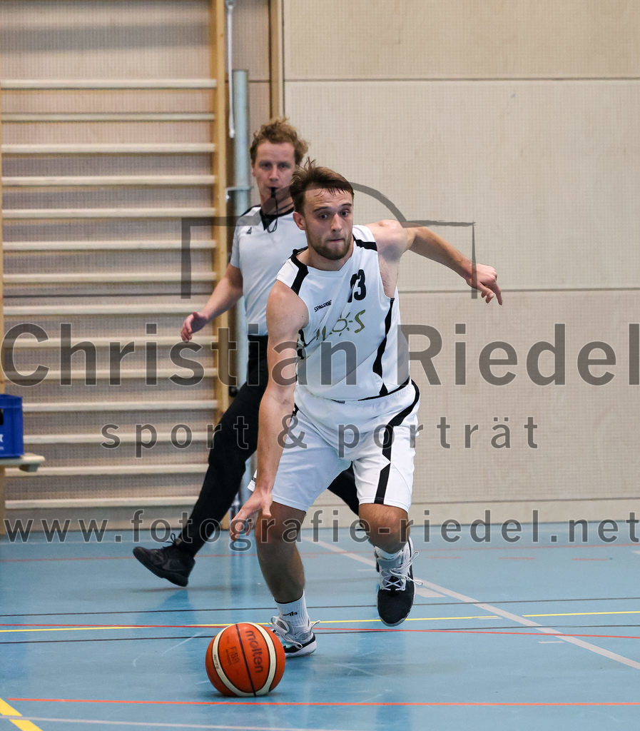 2022-10-16_055_TSV_Vaterstetten_gegen_Baskets_Vilsbiburg_2 | Vaterstetten, Deutschland, 16.10.2022:
Basketball, Bayernliga Herren Südost 2022 / 2023, 1. Spieltag, TSV Vaterstetten gegen Baskets Vilsbiburg 2, Endergebnis: 83:64

Konstantin Huber (TSV Vaterstetten, #13)

Foto: Christian Riedel / fotografie-riedel.net
