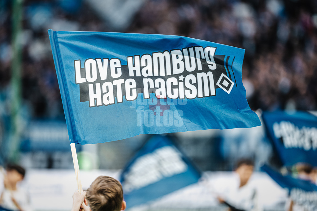 Fußball | Männer | Saison 2024/2025 | 2. Fußball-Bundesliga | 27. Spieltag | Hamburger SV vs. SV 07 Elversberg | 28.03.2025 | Ballkinder mit einer Flagge Love Hamburg Hate Racism