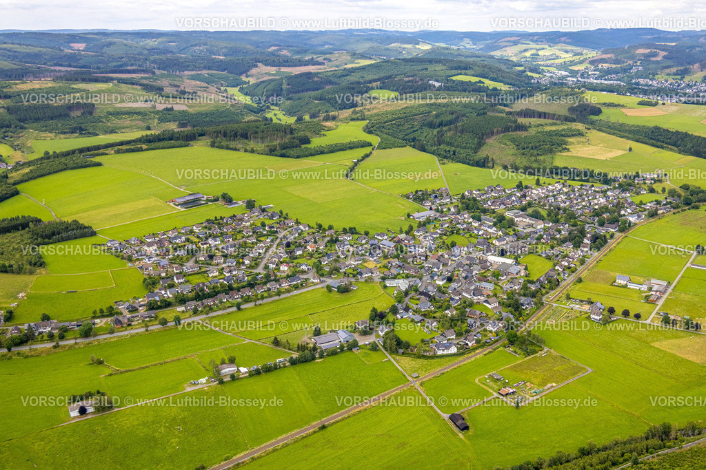 BadBerleburg240709966 | Luftbild, Wohngebiet Ortsansicht Berghausen, Wald und Wiesen Hügellandschaft mit Waldschäden, Berghausen, Bad Berleburg, Wittgensteiner Land, Nordrhein-Westfalen, Deutschland