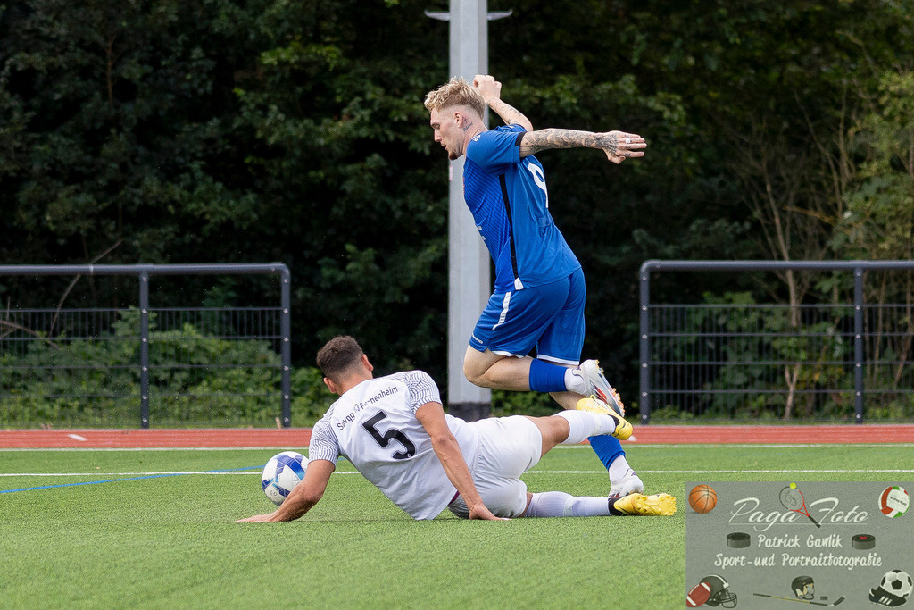 Testspiel: Spvgg. 03 Fechenheim - Türk Gücü Friedberg, 13.07.2024 | Mostafa Youssef (Spvgg. 03 Fechenheim #5) trifft Nicola Jürgens (Türk Gücü Friedberg #9) im Strafraum, Spvgg. 03 Fechenheim - Türk Gücü Friedberg, Frankfurt am Main, Sportanlage Birsteiner Straße, 13.7.2024 - Realized with Pictrs.com