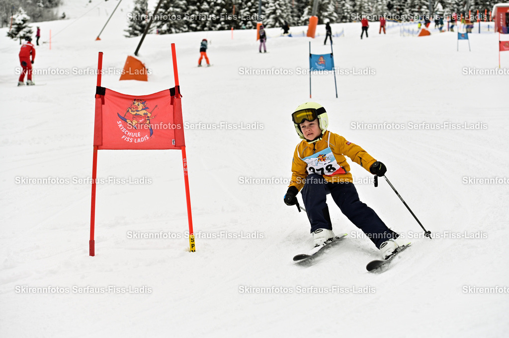 SRF_20.02.2026_1130 | Skirennfotos,Serfaus,Fiss,Ladis,Kinderskirennen,Winter,Tirol,Oberland,skirace,SFL,feelfree,weil wir's genießen,ski,Ski,skifahren,Sonnenplateau, - Realisiert mit Pictrs.com
