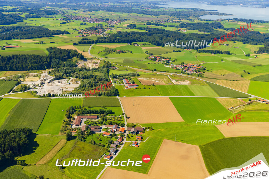 Schrägluftbild  Langensbach  Grabenstätt - Das Luftbild wurde 2025 vom UL-Flugzeug heraus erstellt ( keine Drohne ) - Hochauflösende Luftaufnahme -Nicht vergleichbar mit Google Maps oder Satelittenbilder- Die Geschenkidee !Mit Lizenz und Bildrechte bestellbar