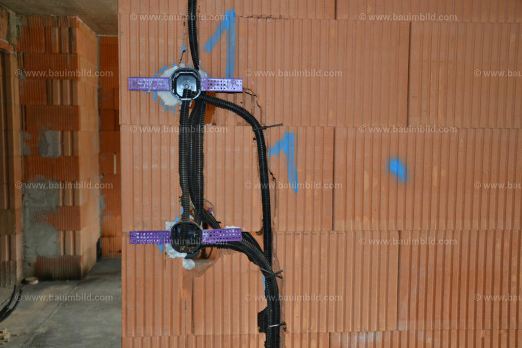 bib-lg17-elektroinstallation-0136 | Nach LV-Leistungsgruppen sortierte Detailfotos über den Bau eines Hauses. Alle Hausbau-Bilder direkt vom Urheber und Autor der Website Haus-Selber-Bauen.com