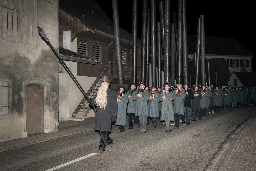 Ziefner Nünichlingler | unterwegs auf der Strasse im mittleren Teil vom Dorf. - Realisiert mit Pictrs.com
