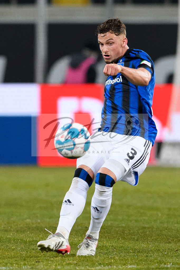 SGDHSV20220114_154 | Fussball, Herren: Moritz Heyer (Hamburger SV) in Aktion, am Ball, Einzelaktion bei dem Spiel der 2. Bundesliga zwischen SG Dynamo Dresden und Hamburger SV im Rudolf-Harbig-Stadion am 14.01.2022 in Dresden, Deutschland.DFB / DFL REGULATIONS PROHIBIT ANY USE OF PHOTOGRAPHS AS IMAGE SEQUENCES AND/OR QUASI-VIDEO. - Realisiert mit Pictrs.com