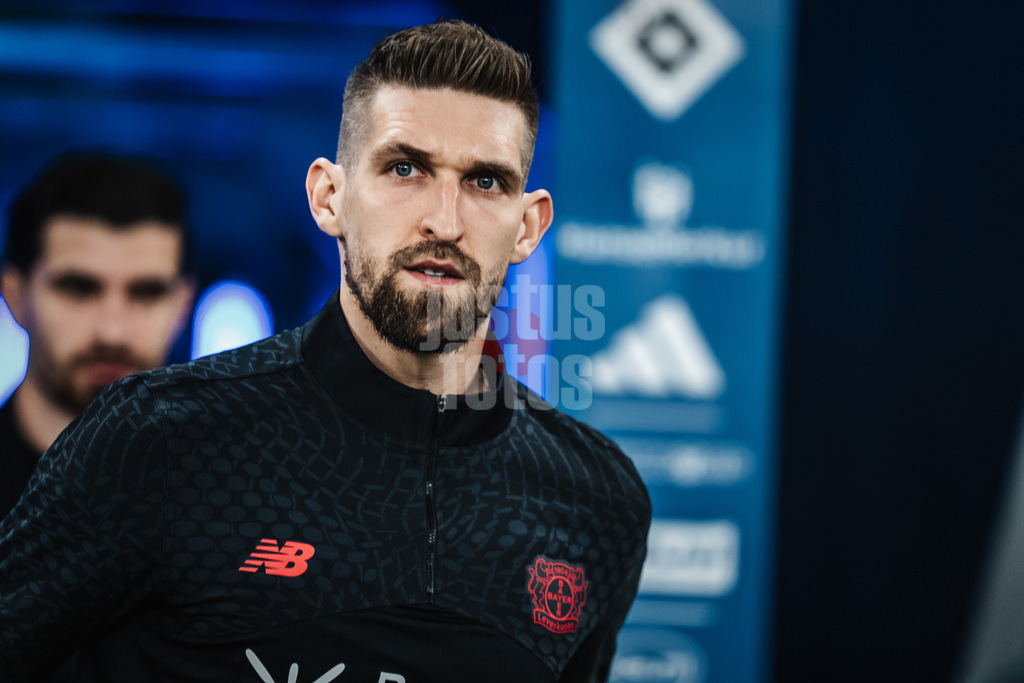 Fußball | Männer | Saison 2025/2026 | 1. Fußball-Bundesliga | 17. Spieltag | Hamburger SV vs. Bayer 04 Leverkusen | 04.03.2026 | Robert Andrich (#8, Bayer 04 Leverkusen) auf dem Weg ins Stadion
