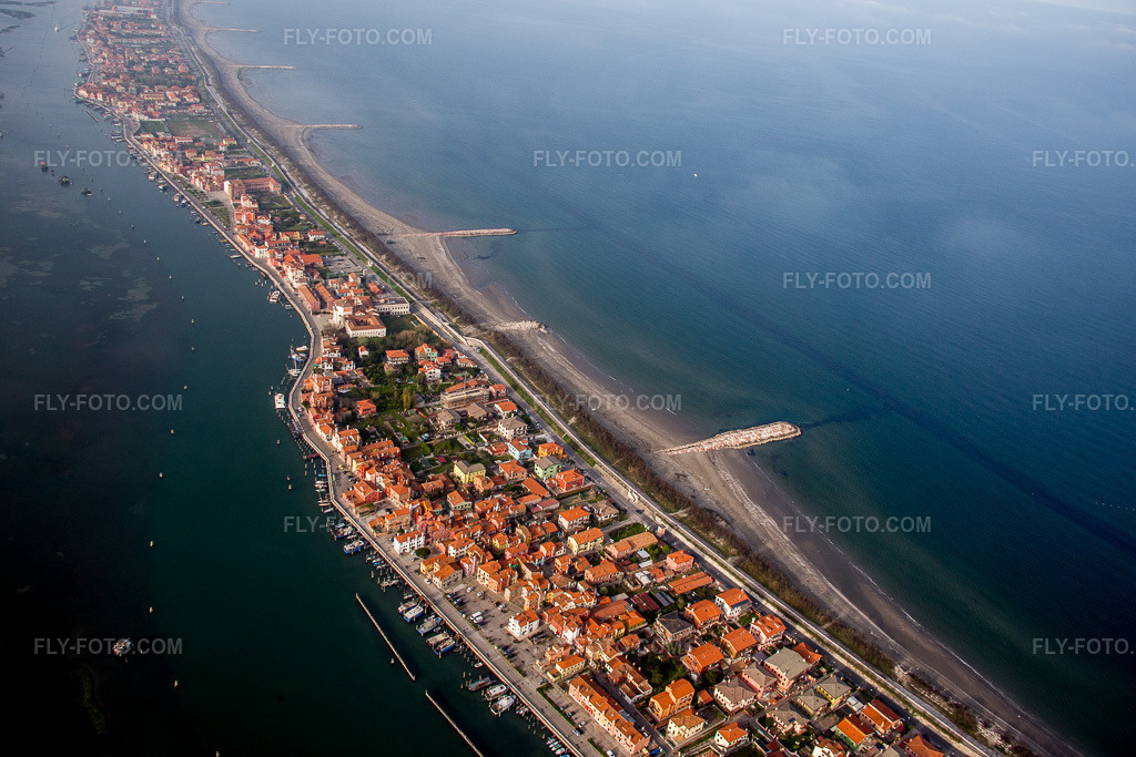 Aerial view: View of the Mediterranean coast in San Vito in Venedig in the state Veneto, Italy. – Photo: IMG_087564.jpg taken on 04/06/2016 by Werner Riehm/FLY-FOTO.com – Resolution of the original: 5472 x 3648 px