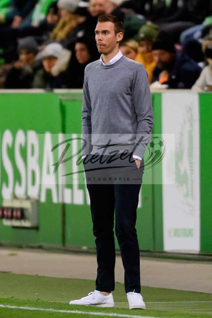 WOBJUV20211118_129 | Fussball, Frauen: Trainer Tommy Stroot (VfL Wolfsburg) schaut bei dem Spiel der UEFA Women´s Champions League zwischen VfL Wolfsburg und Juventus Turin im AOK-Stadion am 18.11.2021 in Wolfsburg, Deutschland. - Realisiert mit Pictrs.com
