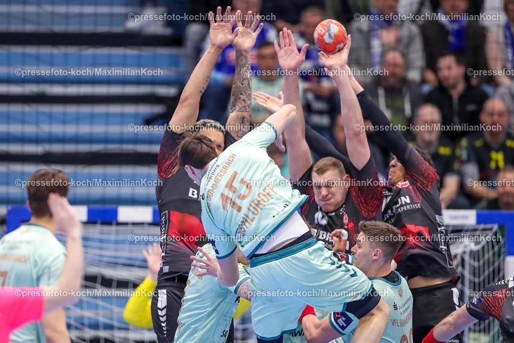 Gum25032501002 | 25.03.2025, Handball, European League - Play-Offs, VfL Gummersbach - MT Melsungen, Schwalbe-Arena: Miro Schluroff (GUM #15)w irft den Ball über Melsungens Mauer