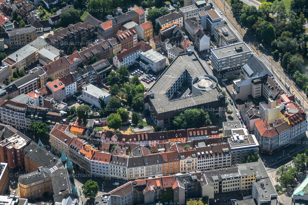 4035478 | BRAUNSCHWEIG 31.07.2020 Parkdeck auf dem Gebäude des Parkhauses "CONTIPARK Parkhaus Wallstraße Braunschweig " in der Wallstraße in Braunschweig im Bundesland Niedersachsen, Deutschland. // Parking deck on the building of the car park "CONTIPARK Parkhaus Wallstrasse Braunschweig " in of Wallstrasse in Brunswick in the state Lower Saxony, Germany. Foto: Gerhard Launer