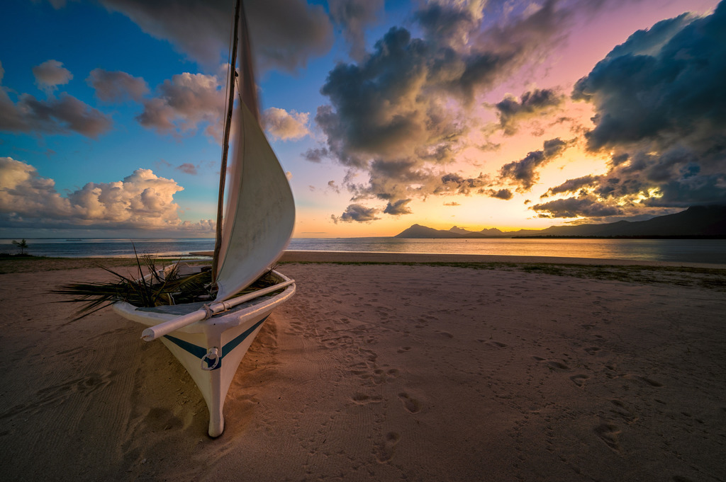 Useless Sails | Ein Dekorations-Segelboot im Morgenlicht, aufgeriggt aber festgesetzt. Es wehte eine steife Brise, was durch die längere Belichtungszeit an den Segeln und den Palmwedeln zu sehen ist.
-----------------------------------------------------------------
A decoration sailboat in the morning light, rigged but moored. There was a stiff breeze, which can be seen on the sails and the palm fronds due to the longer exposure time.
-----------------------------------------------------------------
Dieser Druck ist in einer limitierten Auflage von 5 Exemplaren erhältlich. 
This print is available in a limited edition of 5 copies. 
http://art.hess.photography/146-useless-sails.html - Realisiert mit Pictrs.com