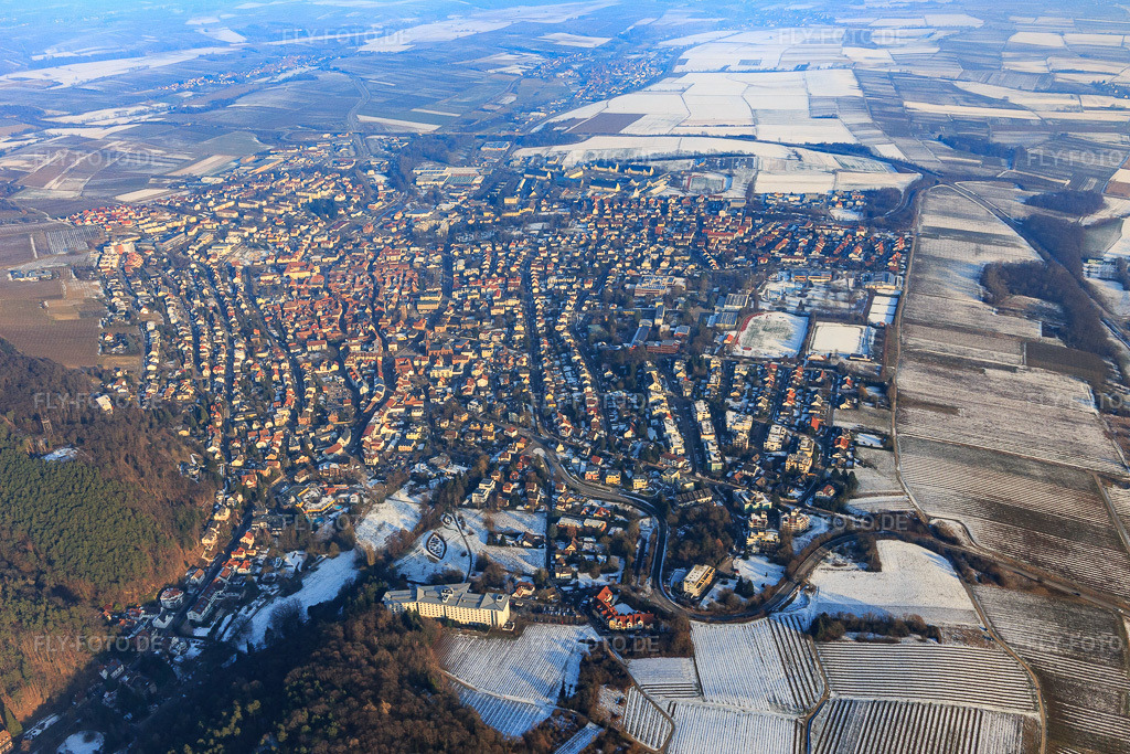 Luftbild: Stadtübersicht im Winter mit wenig Schnee aus Westen mit Kurpark Bad Bergzabern an der Edith-Stein-Fachklinik in Bad Bergzabern im Bundesland Rheinland-Pfalz in Deutschland. Foto: IMG_096420.jpg vom 22.01.2017 durch Werner Riehm/FLY-FOTO.deWWW.REHA-BZA.DE